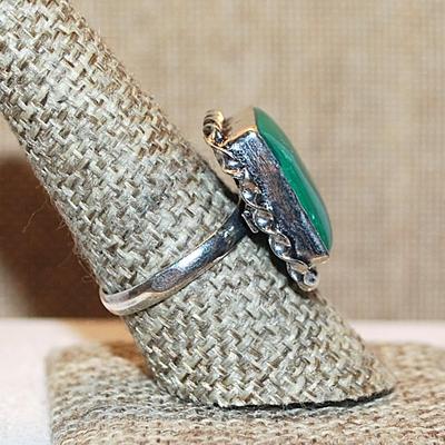 Size 8½ Marked .925 GREEN Square AGATE Gemstone Ring with Full Swirl Rope Surround on a Silver-Plated Band (6.4g)