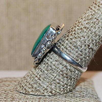 Size 8½ Marked .925 GREEN Square AGATE Gemstone Ring with Full Swirl Rope Surround on a Silver-Plated Band (6.4g)