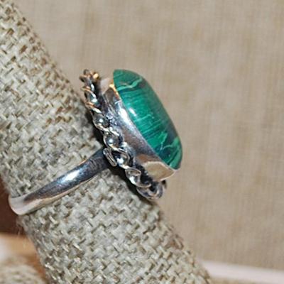 Size 7½ Marked .925 Oval GREENS & BLACK MALACHITE Gemstone Ring with Swirled Surround on a Silver-Plated Band (5.8g)