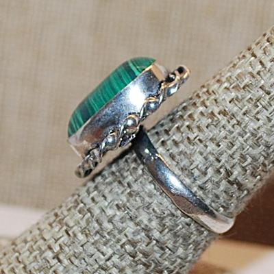 Size 7½ Marked .925 Oval GREENS & BLACK MALACHITE Gemstone Ring with Swirled Surround on a Silver-Plated Band (5.8g)
