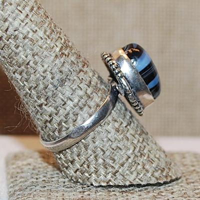 Size 9 Marked .925 Small Oval BLUES & BLACK AGATE Gemstone Ring on a Silver-Plated Band (4.7g)