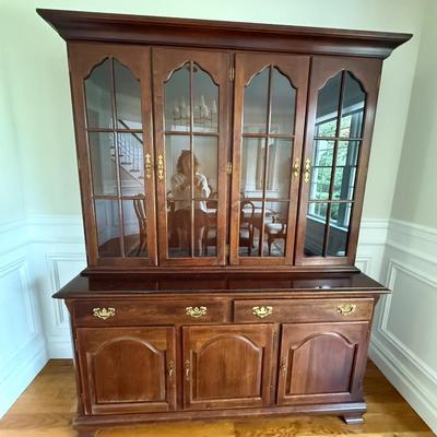 Solid wood china cabinet, excellent condition
