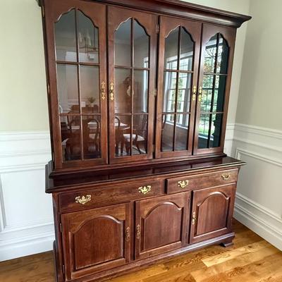 Solid wood china cabinet, excellent condition