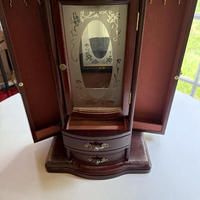 Pretty wood jewelry box