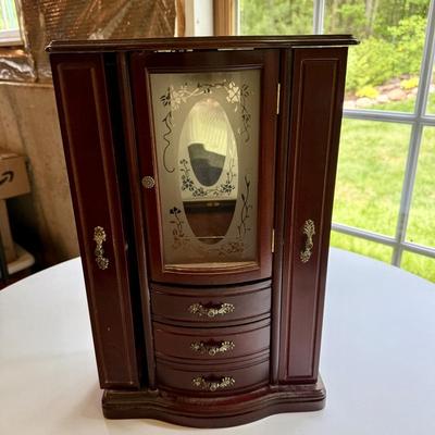 Pretty wood jewelry box