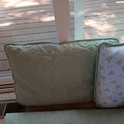 QUEEN REVERSIBLE COMFORTER W/SHAMS PLUS 2 STANDARD PILLOWS AND A FEATHER PILLOW