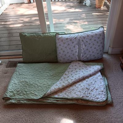 QUEEN REVERSIBLE COMFORTER W/SHAMS PLUS 2 STANDARD PILLOWS AND A FEATHER PILLOW