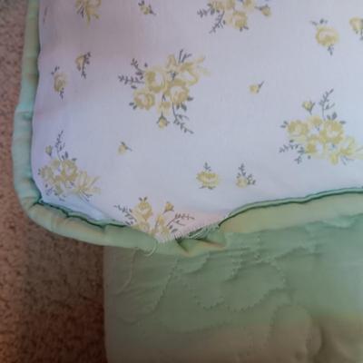 QUEEN REVERSIBLE COMFORTER W/SHAMS PLUS 2 STANDARD PILLOWS AND A FEATHER PILLOW
