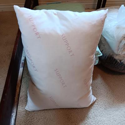 QUEEN REVERSIBLE COMFORTER W/SHAMS PLUS 2 STANDARD PILLOWS AND A FEATHER PILLOW