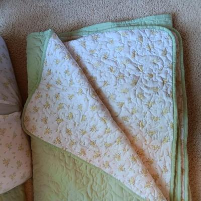 QUEEN REVERSIBLE COMFORTER W/SHAMS PLUS 2 STANDARD PILLOWS AND A FEATHER PILLOW