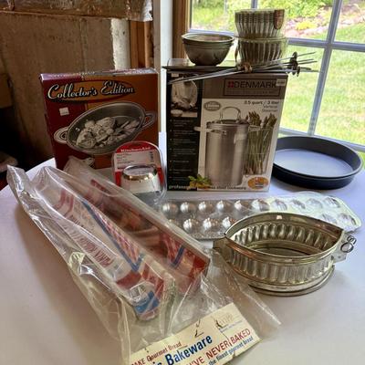 Lot of mostly new baking items