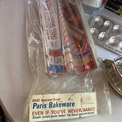 Lot of mostly new baking items
