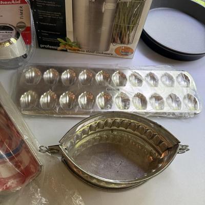 Lot of mostly new baking items