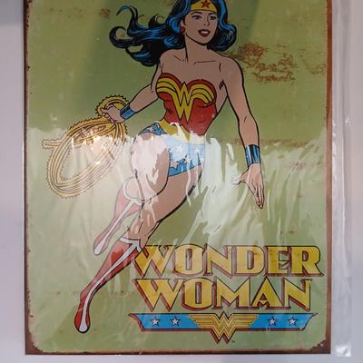 Wonder Woman Vintage-Style Tin Sign – Classic DC Comics Wall Art