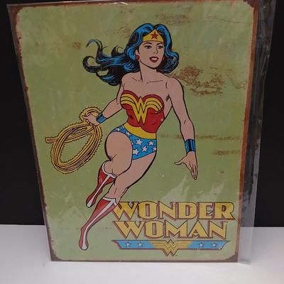 Wonder Woman Vintage-Style Tin Sign – Classic DC Comics Wall Art