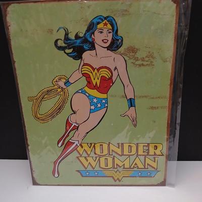 Wonder Woman Vintage-Style Tin Sign – Classic DC Comics Wall Art