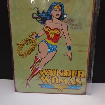 Wonder Woman Vintage-Style Tin Sign – Classic DC Comics Wall Art