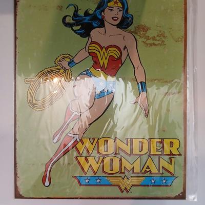 Wonder Woman Vintage-Style Tin Sign – Classic DC Comics Wall Art