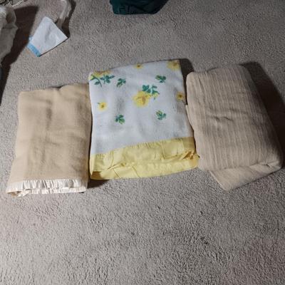 FULL SIZE BLANKETS (1 IS WOOL)