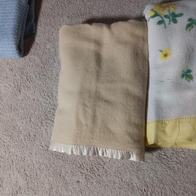 FULL SIZE BLANKETS (1 IS WOOL)