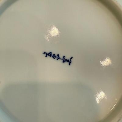 Three pieces of blue and white china