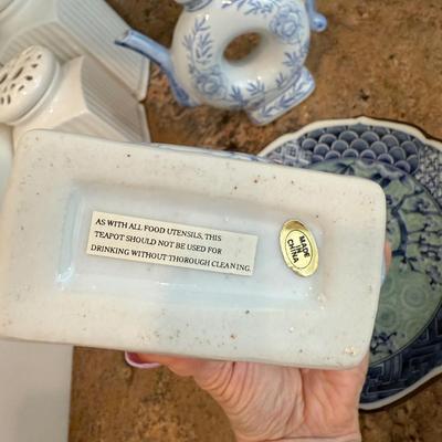 Three pieces of blue and white china