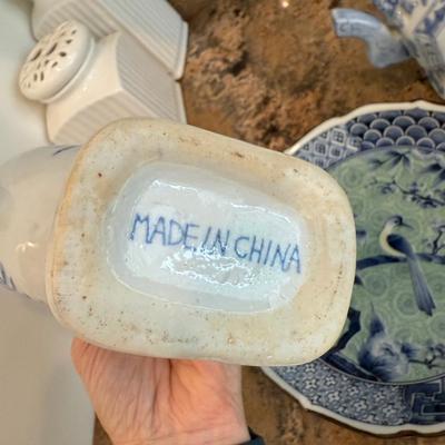 Three pieces of blue and white china