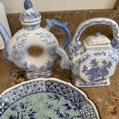 Three pieces of blue and white china