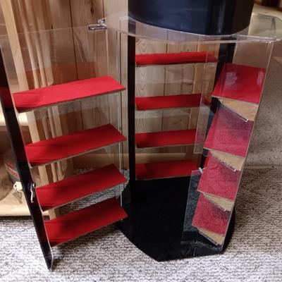 COUNTER TOP, ROTATING AND LOCKING DISPLAY CASE