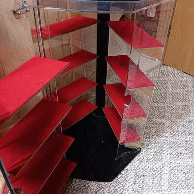 COUNTER TOP, ROTATING AND LOCKING DISPLAY CASE