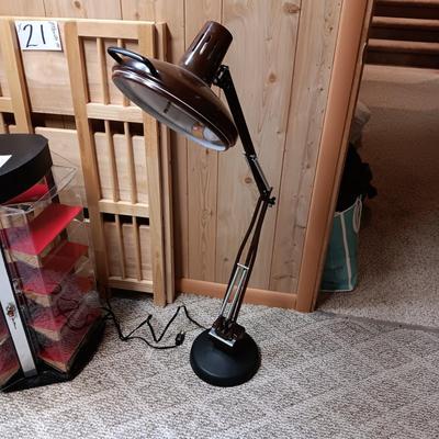 3 TIER FOLDING SHELF AND ADJUSTABLE LIGHT
