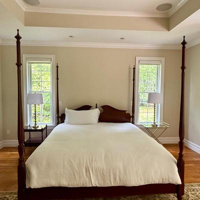 Beautiful four poster king bed (comes with a piece for a canopy as well)