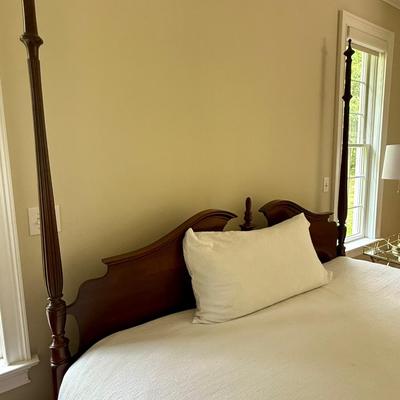 Beautiful four poster king bed (comes with a piece for a canopy as well)