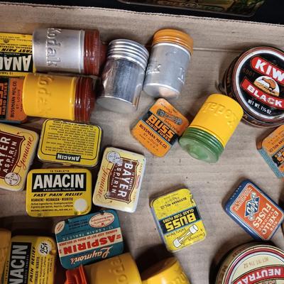VARIETY OF OLD TINS AND A FEW OLD BOTTLES