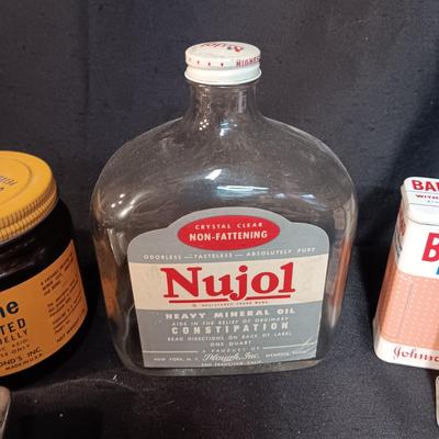 VARIETY OF OLD TINS AND A FEW OLD BOTTLES