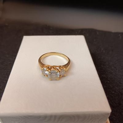 14K GOLD RING W/3 DIAMONDS 5.00g SIZE 8