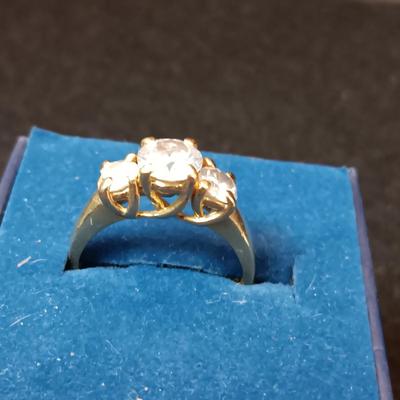 14K GOLD RING W/3 DIAMONDS 5.00g SIZE 8