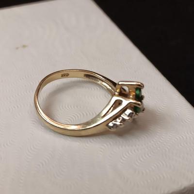 14K GOLD RING WITH EMERALDS 2.84g SIZE 5