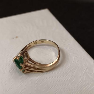 14K GOLD RING WITH EMERALDS 2.84g SIZE 5