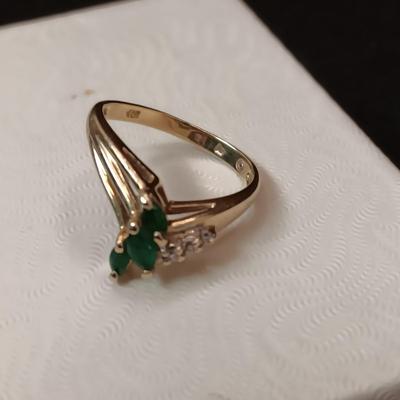 14K GOLD RING WITH EMERALDS 2.84g SIZE 5