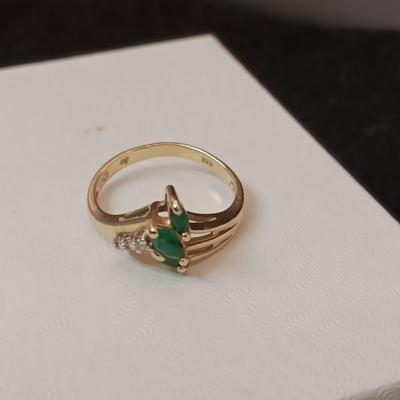 14K GOLD RING WITH EMERALDS 2.84g SIZE 5