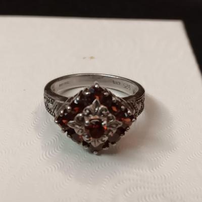 STERLING SILVER RING WITH GARNETS 5.70g SIZE 7 1/2 MARKED CNA