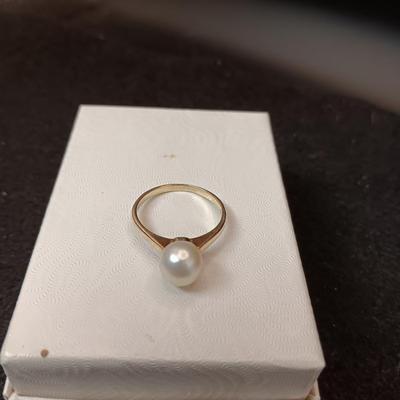 14K GOLD RING WITH A GENUINE PEARL SIZE 8