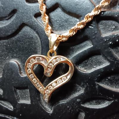 14K GOLD CHAIN (2.42g) WITH A 10K HEART PENDANT (11.37)