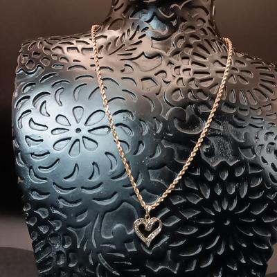 14K GOLD CHAIN (2.42g) WITH A 10K HEART PENDANT (11.37)
