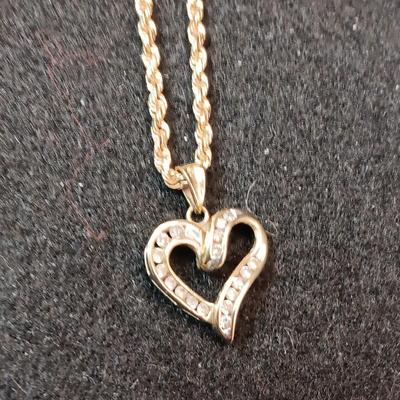 14K GOLD CHAIN (2.42g) WITH A 10K HEART PENDANT (11.37)