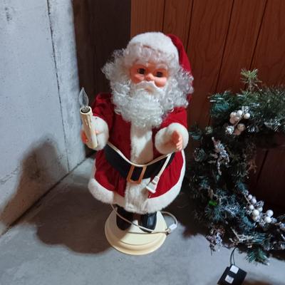 LITE SANTA AND MRS CLAUS PLUS A WREATH