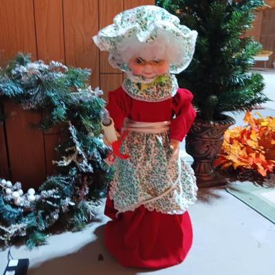 LITE SANTA AND MRS CLAUS PLUS A WREATH