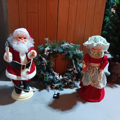 LITE SANTA AND MRS CLAUS PLUS A WREATH