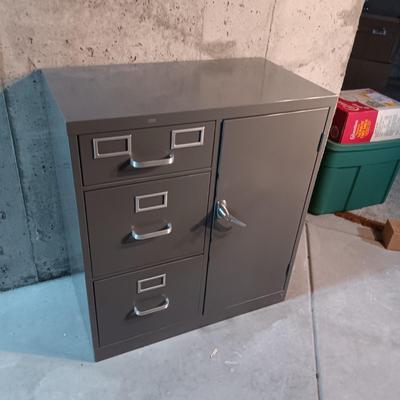 LOCKING FILING CABINET WITH A COMBO SAFE